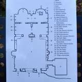Accediamo all�interno che si compone di un�unica aula quadrata di circa 50 metri quadri...